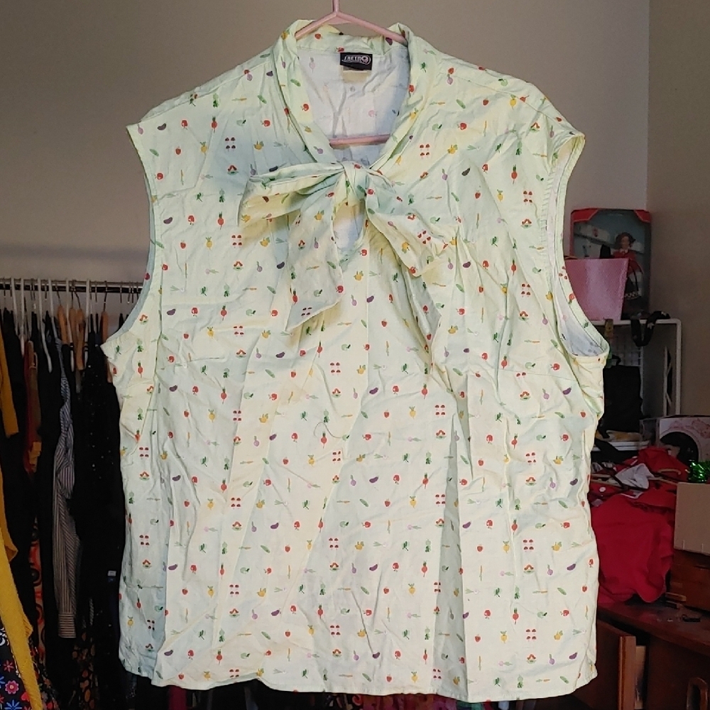 Retrolicious Light Green Vegetable Print Blouse with Tie Front
